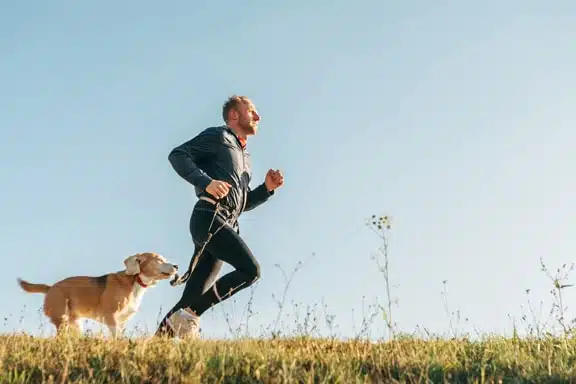 Mann joggt mit Hund