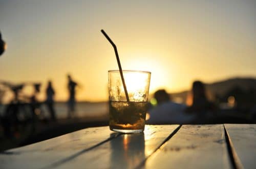 Verre à cocktail au coucher du soleil