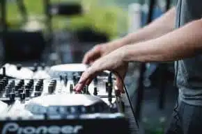 Ein DJ spielt auf einem Event einen Song