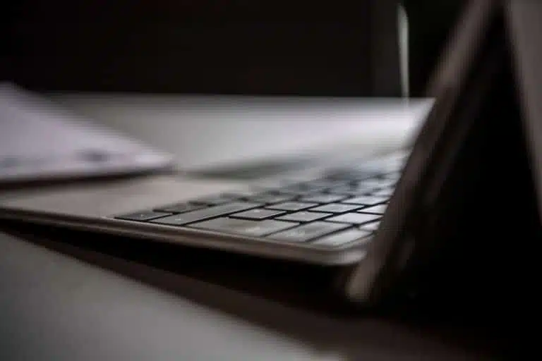 Vue latérale d'un ordinateur portable placé légèrement surélevé sur une table à l'Hôtel LOISIUM Champagne.
