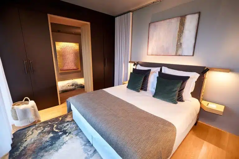 Ein Doppelbett mit einem Gemälde in einem Zimmer im Hotel LOISIUM Champagne.