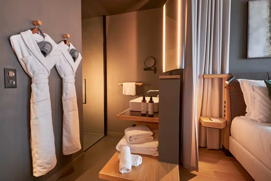 Badezimmer mit Bademäntel
