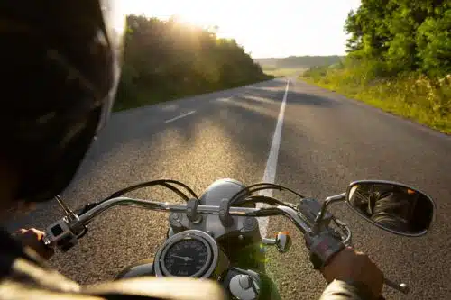 Motorrad auf Straße in den Weinbergen
